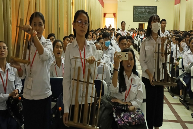 Promosi Budaya Indonesia di SMA Negeri Terbaik di Kamboja